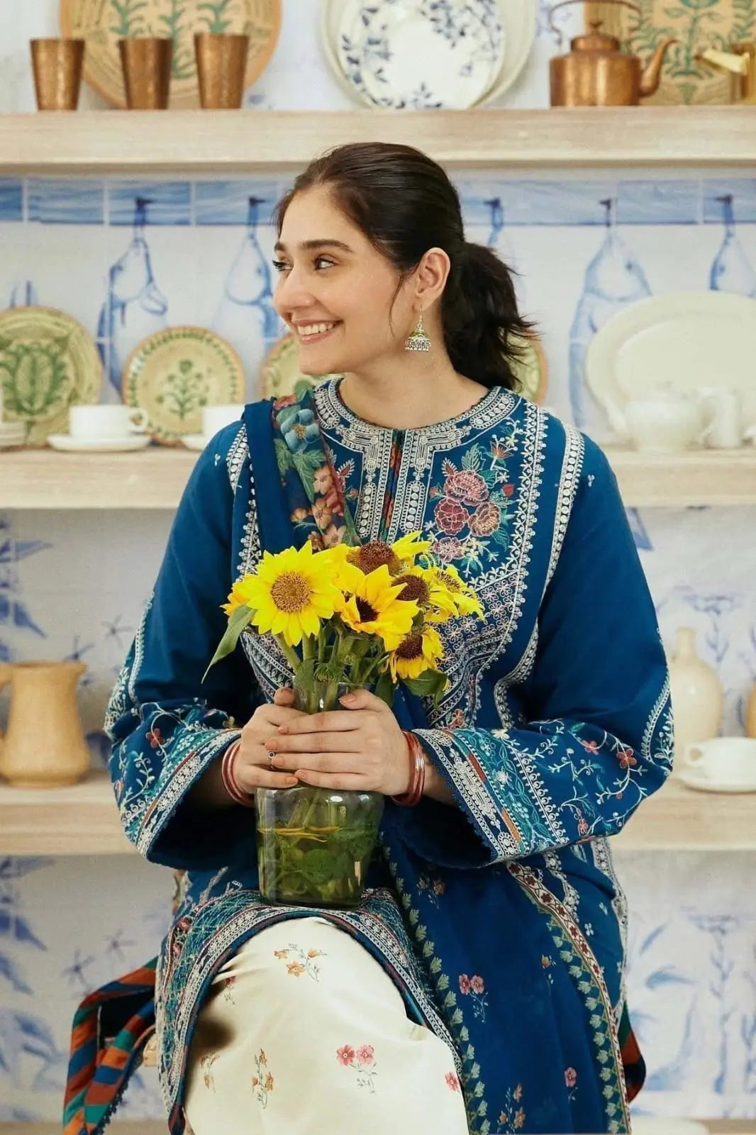 3 Pcs Women's Stitched Cotton Lawn Embroidered Suit