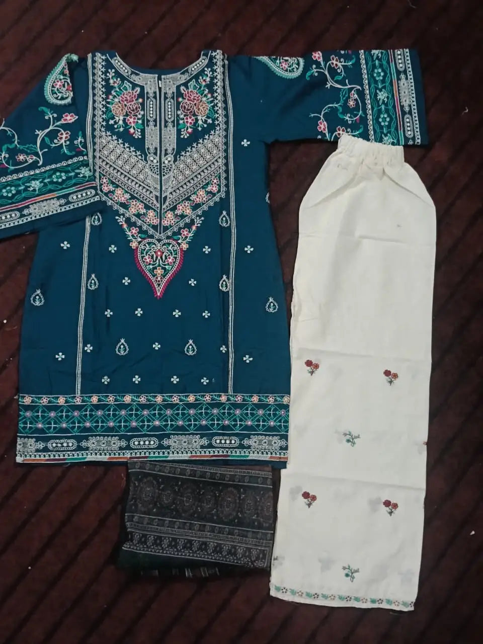 3 Pcs Women's Stitched Cotton Lawn Embroidered Suit