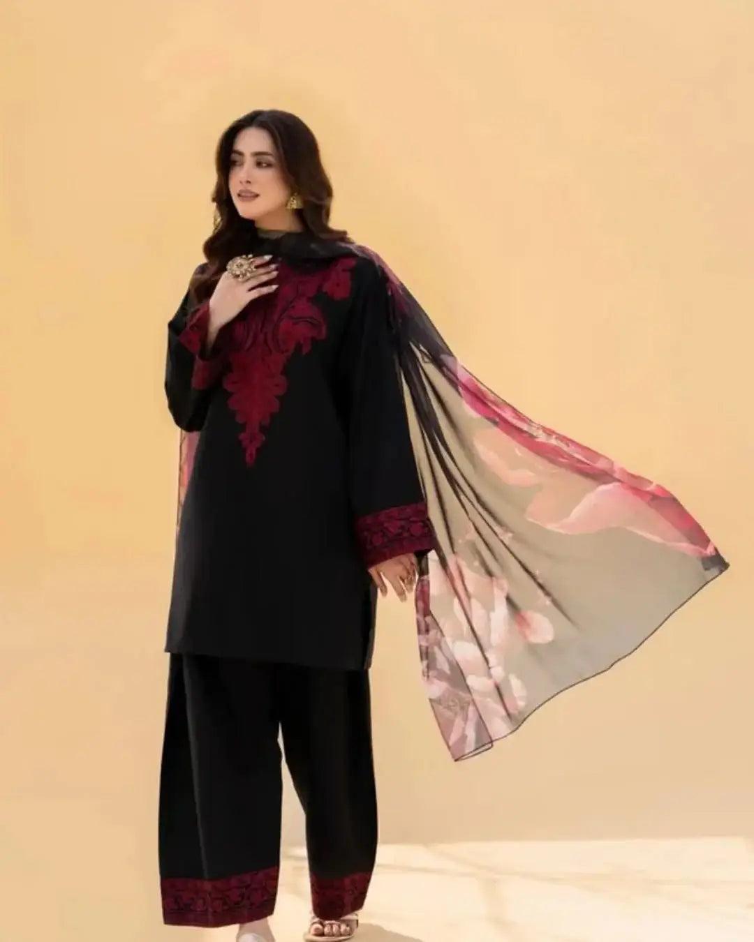 3 Pcs Women's Stitched Cotton Lawn Embroidered Suit