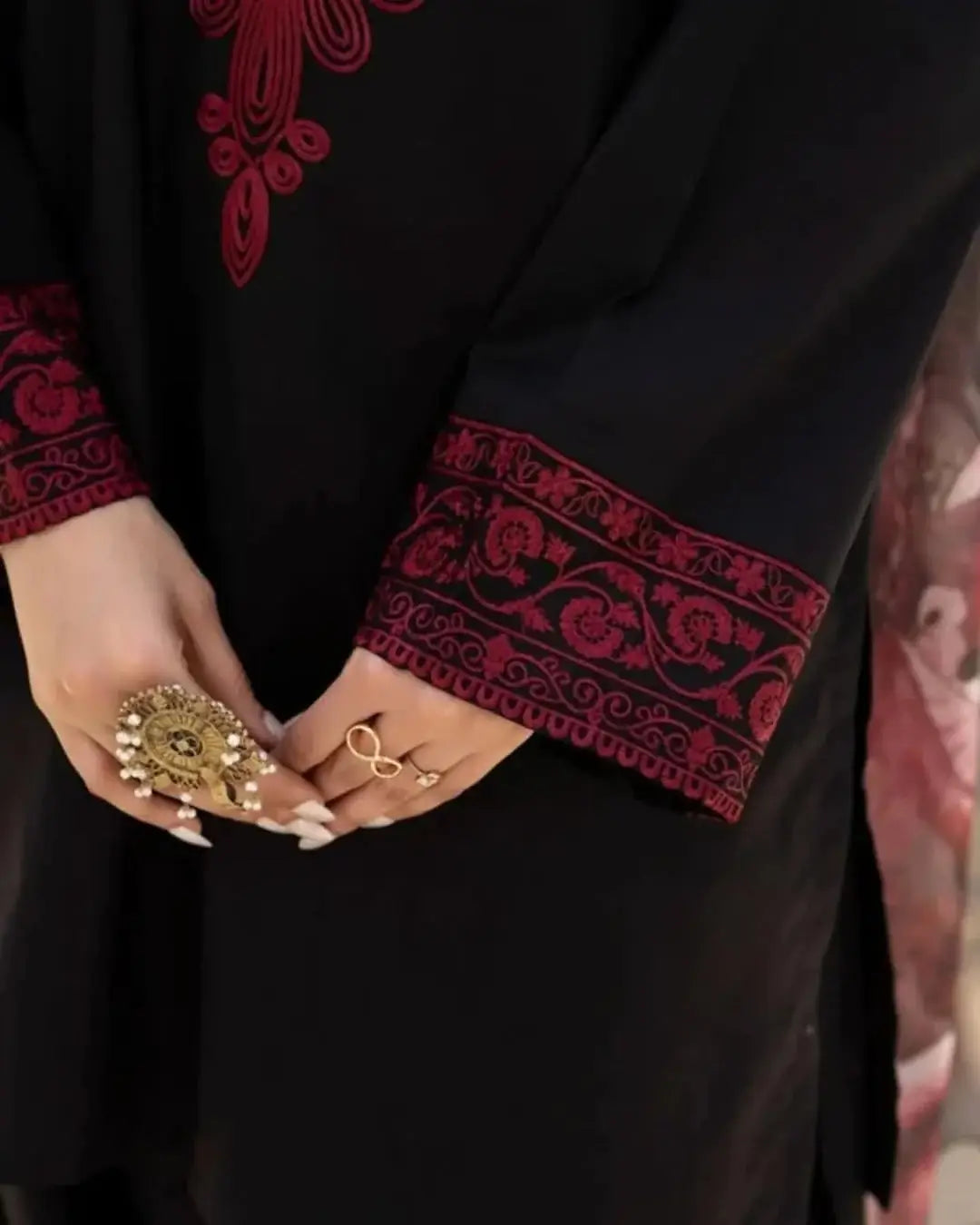 3 Pcs Women's Stitched Cotton Lawn Embroidered Suit