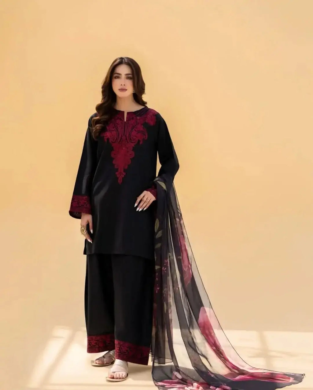 3 Pcs Women's Stitched Cotton Lawn Embroidered Suit