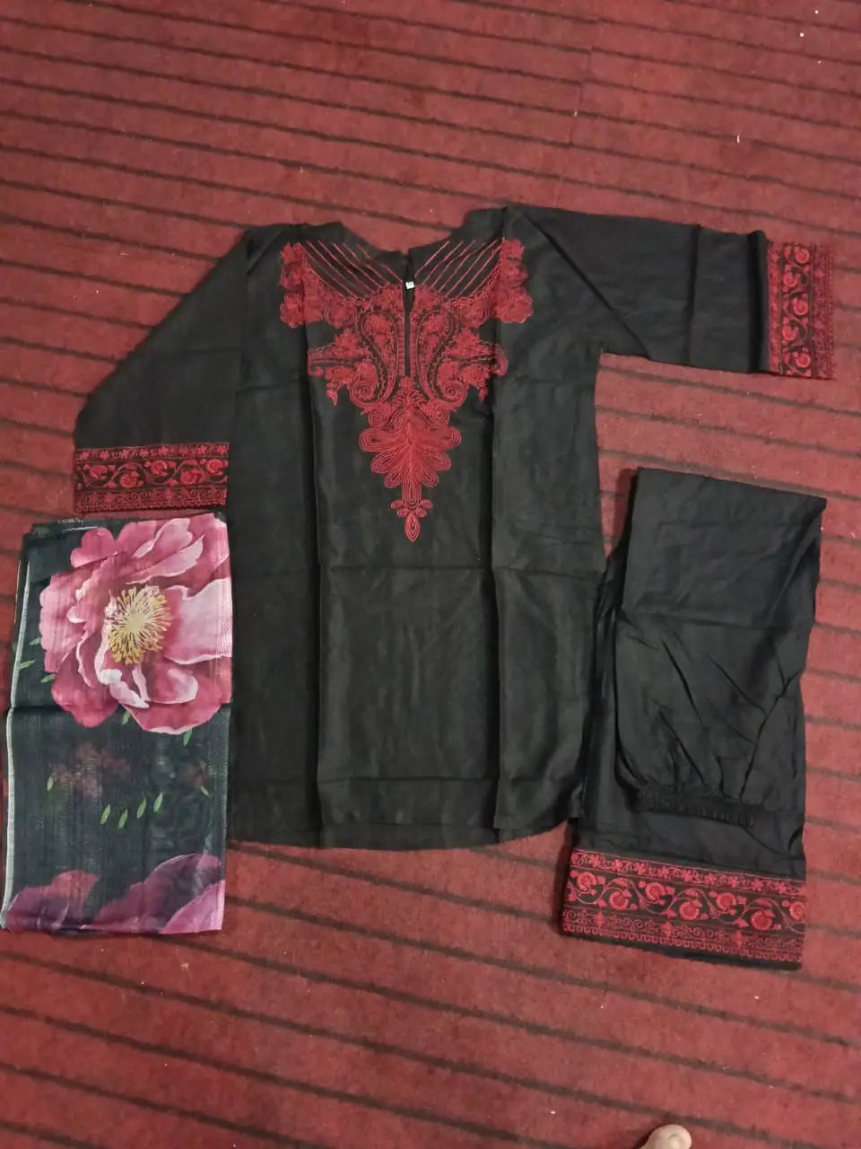 3 Pcs Women's Stitched Cotton Lawn Embroidered Suit