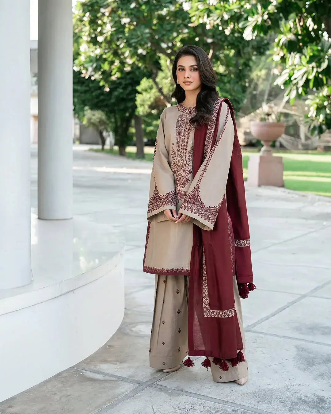 3 Pcs Women's Stitched Cotton Lawn Embroidered Suit