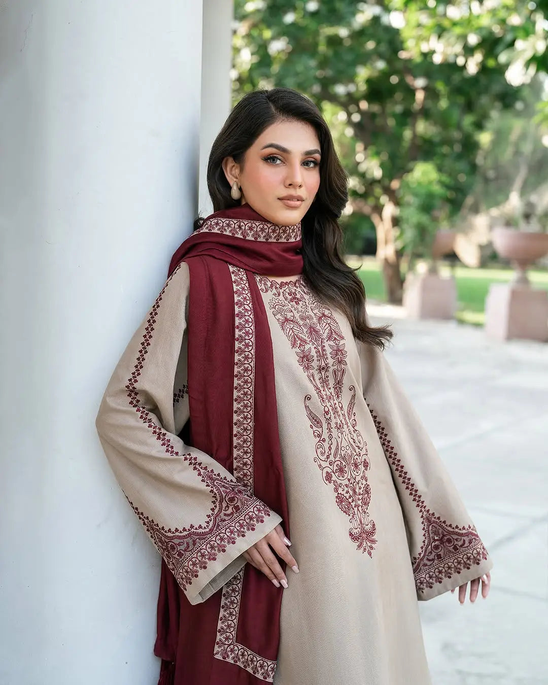 3 Pcs Women's Stitched Cotton Lawn Embroidered Suit