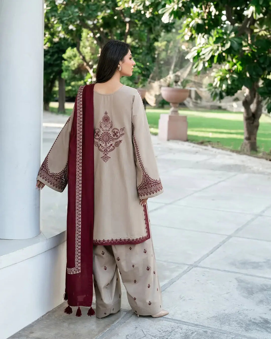 3 Pcs Women's Stitched Cotton Lawn Embroidered Suit