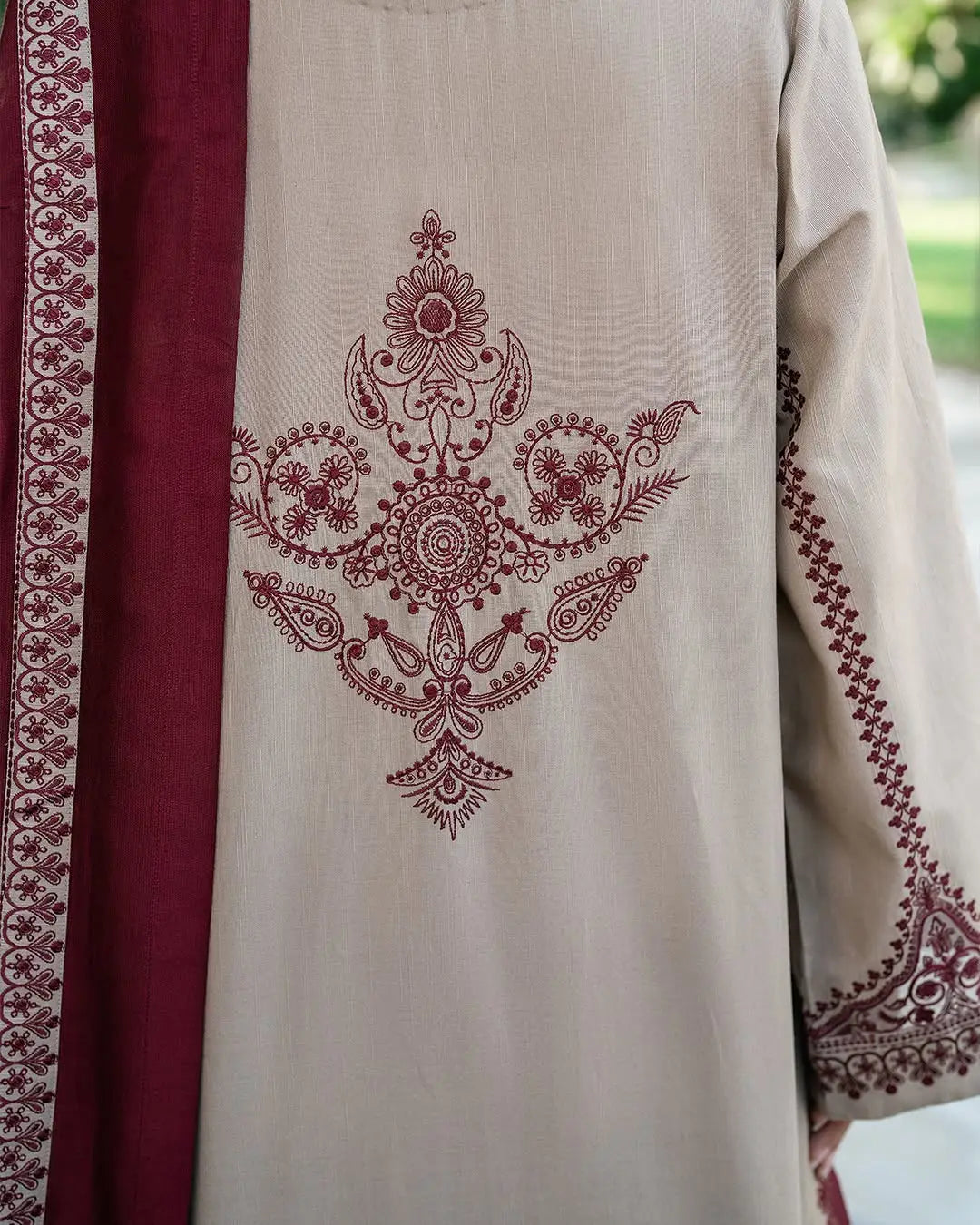 3 Pcs Women's Stitched Cotton Lawn Embroidered Suit